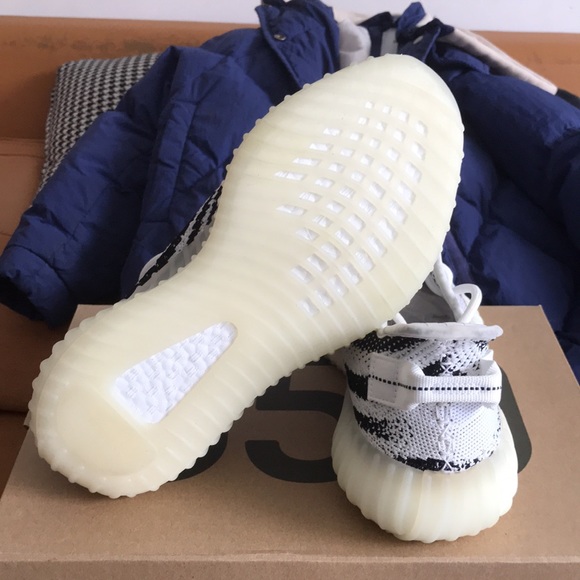 Yeezy Boost 350 V2 main image 4